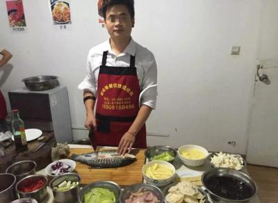  91AV手机看片现场制作烤鱼技术
