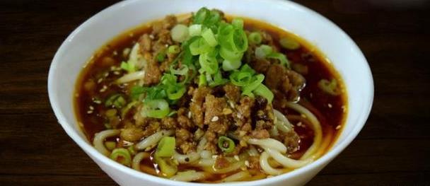 成都美食小吃担担面，卤汁酥香，咸鲜微辣